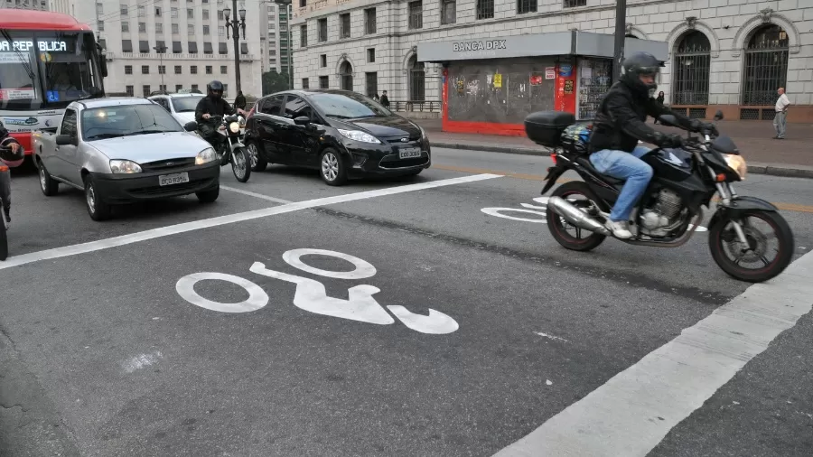 Sou obrigado a dar espaço para motociclista no semáforo? Entenda a regra